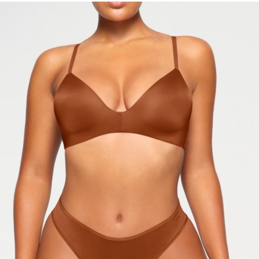 Skims Wireless Form T‎ Shirt Bra Size 32DD